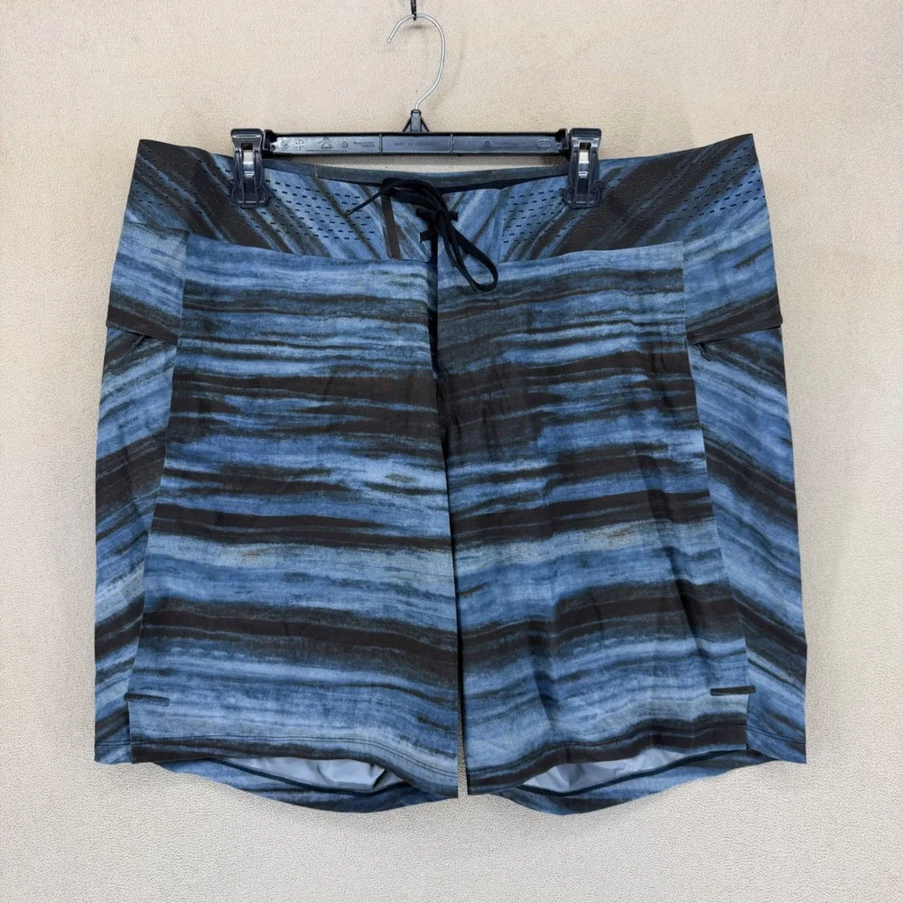 Lululemon Mens Swim Trunks Board Shorts Blue Stripe‎ Athleisure Size 40